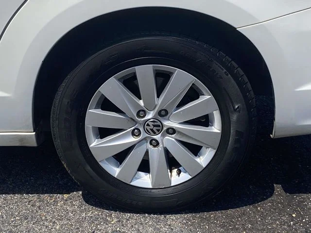 Used 2012 White Volkswagen SEL image 8