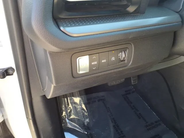 Used 2025 Summit White Chevrolet LT image 15