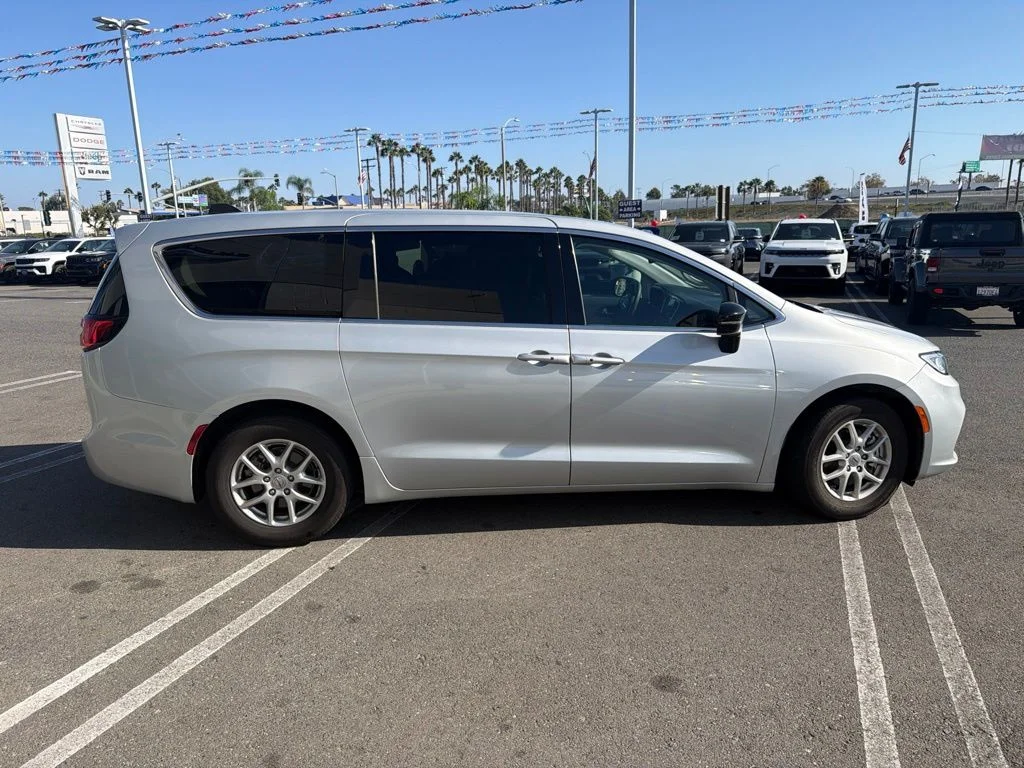 Used 2024 Silver Chrysler Touring L image 6