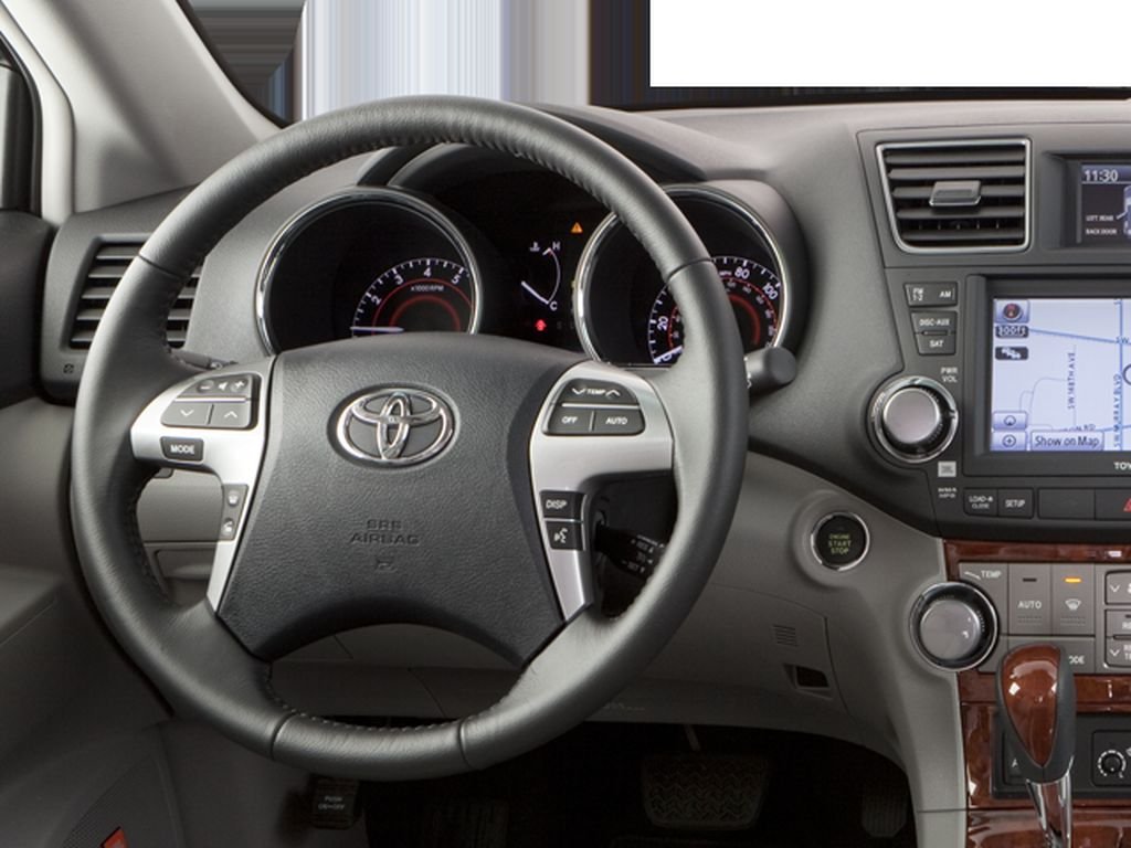 Used 2013 Classic Silver Metallic Toyota SE image 4