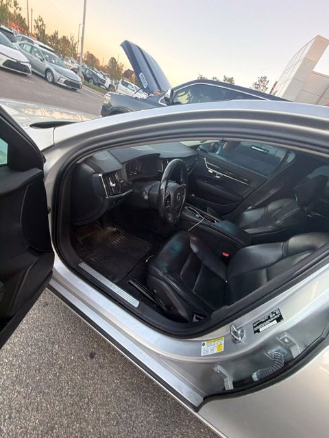 Used 2018 Silver Volvo T5 Momentum image 24