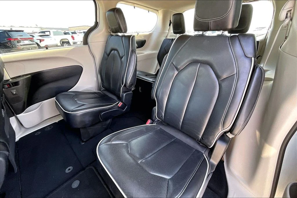 Used 2023 White Chrysler Limited image 19