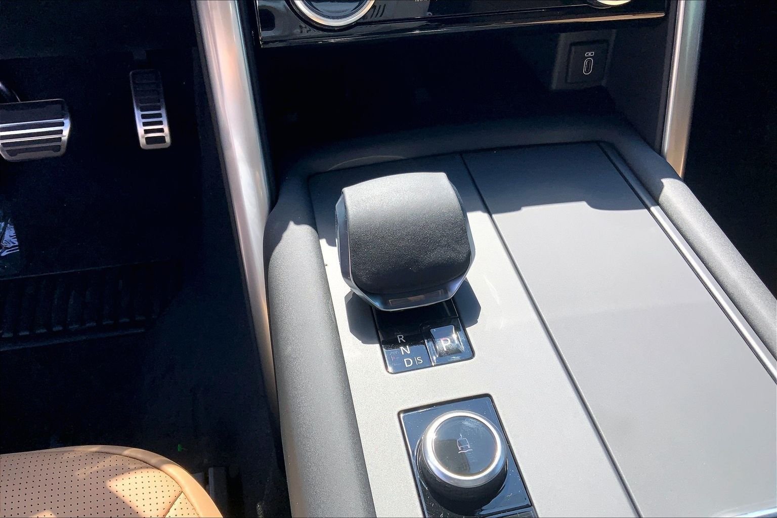 New 2026 Charente Grey Land Rover Dynamic SE image 7