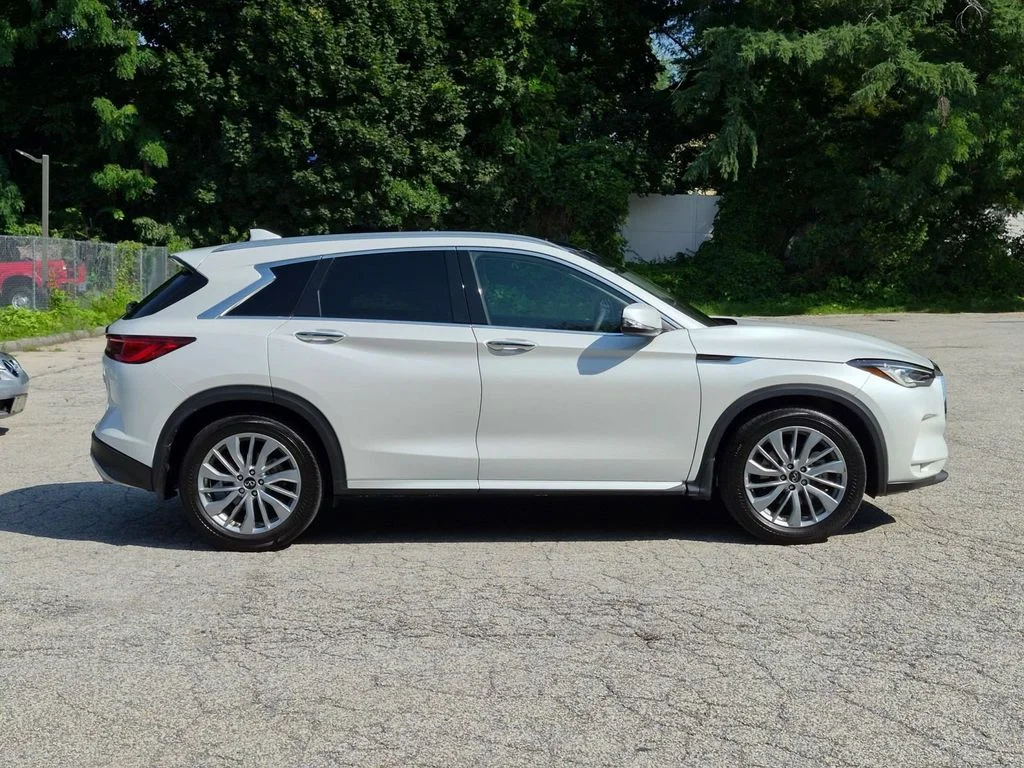 Used 2023 White INFINITI LUXE image 2