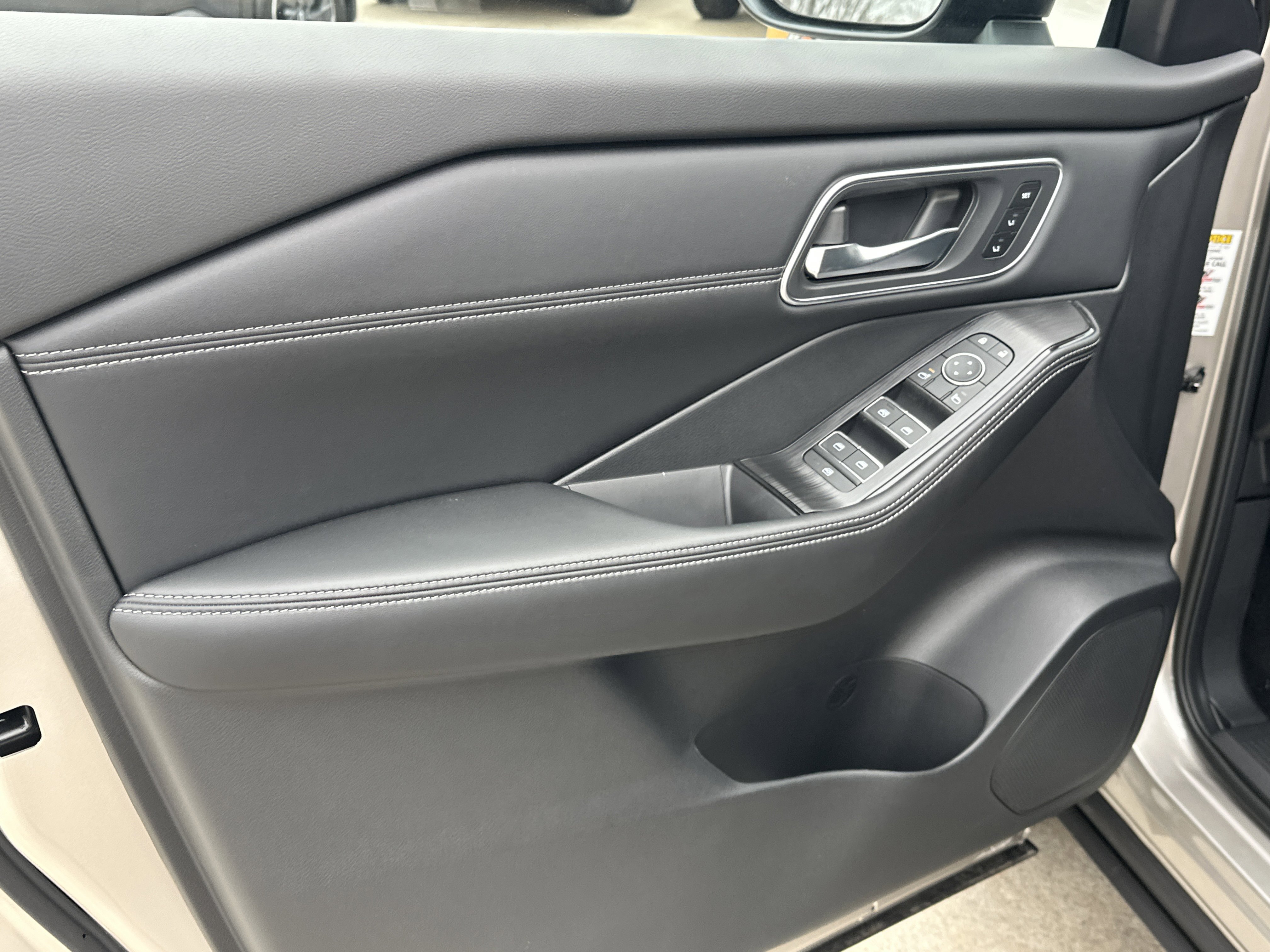 New 2026 Champagne Silver Metallic/Super Black Nissan Platinum image 11