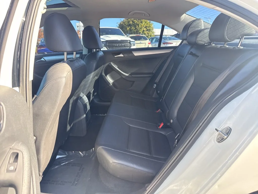 Used 2017 White Volkswagen 1.4T SE image 8