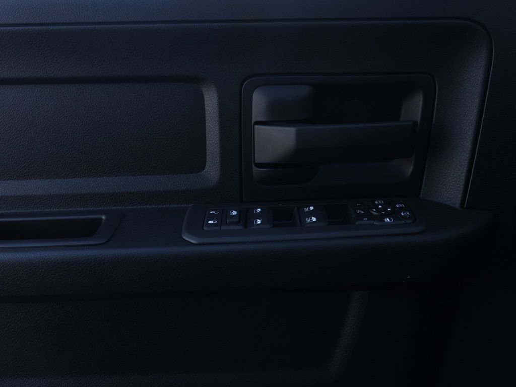 New 2026 Diamond Black Crystal Pearl-Coat Exterior Paint RAM Tradesman image 22