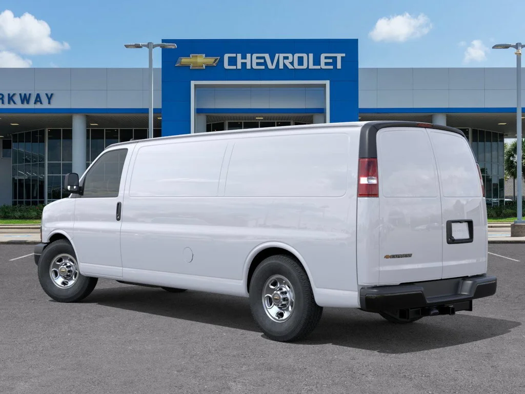 New 2025 Summit White Chevrolet WT image 3