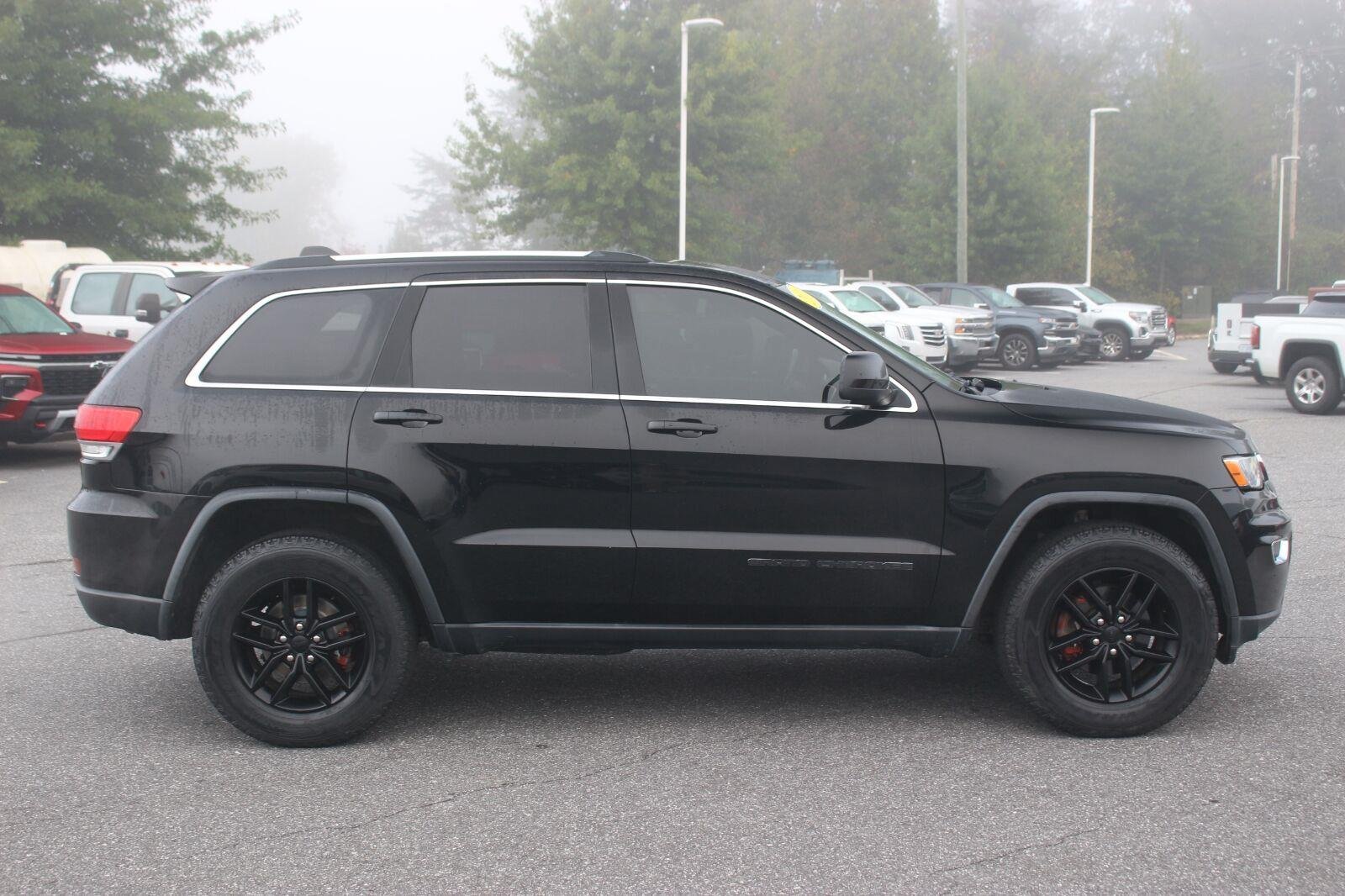 Used 2018  Jeep Laredo E image 7