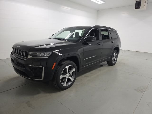 New 2026 Diamond Black Crystal Pearl-Coat Exterior Paint Jeep Limited image 3