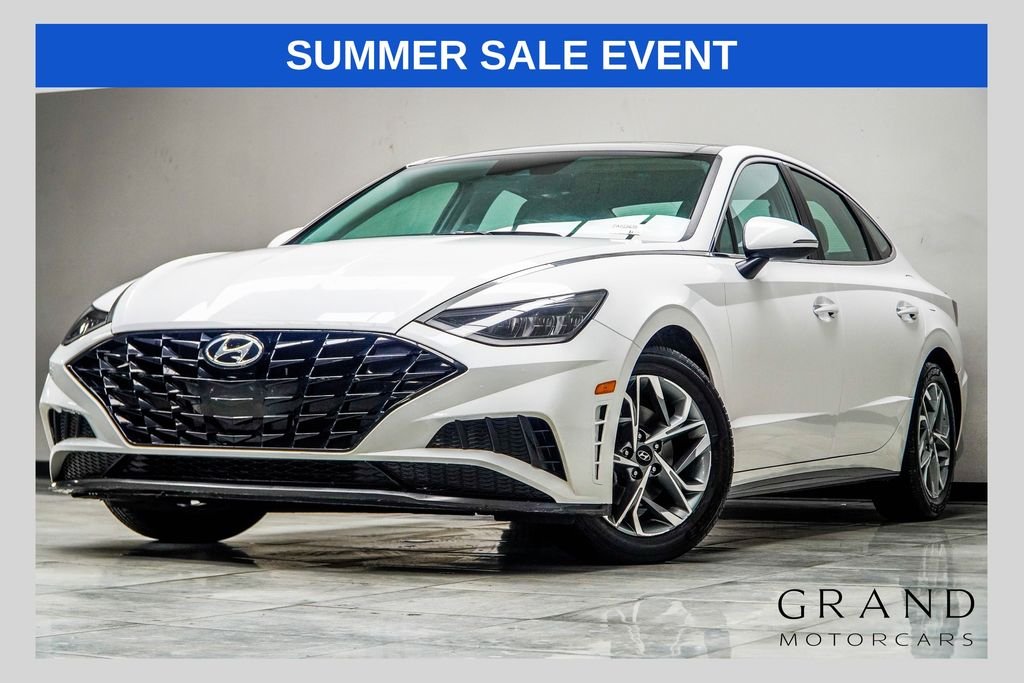 Used 2023 White Hyundai SEL image 1