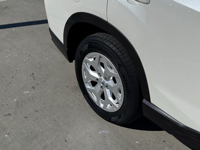 Used 2019 White Subaru Base image 25