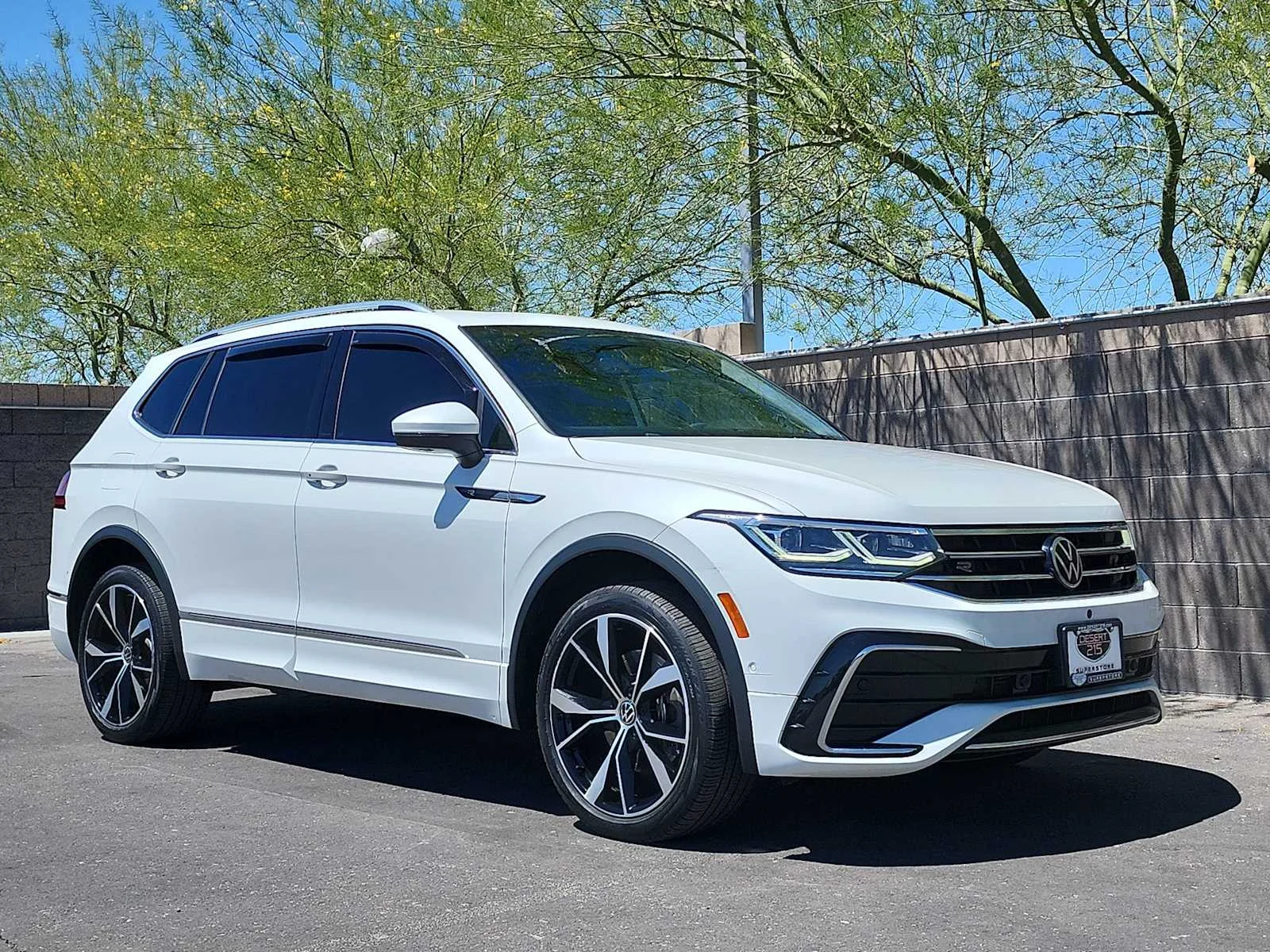 Used 2022 Oryx White Pearl Volkswagen SEL R-Line image 2