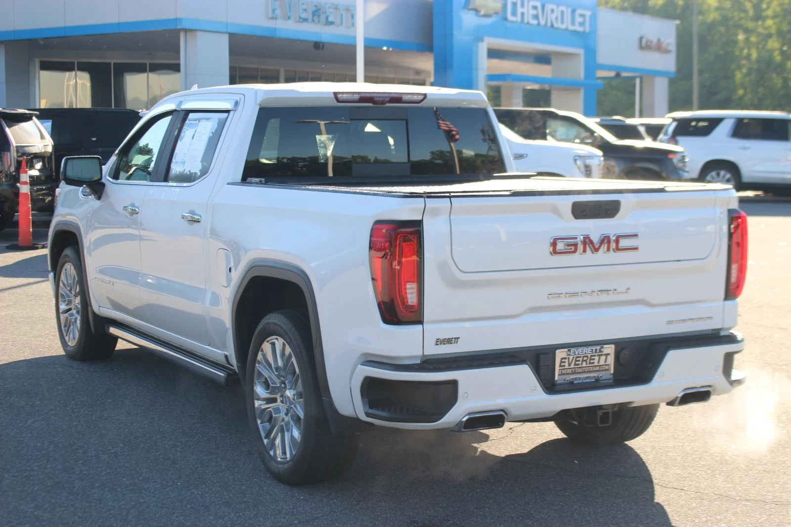 Used 2021 WHITE FROST TRICOAT GMC Denali image 5