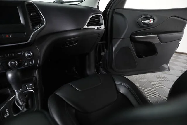 Used 2019 Black Jeep Latitude Plus image 24