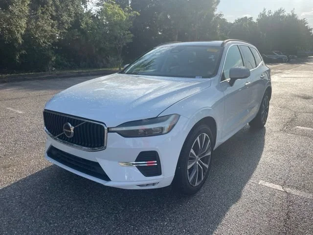 Used 2022 Ice White Volvo Momentum image 5