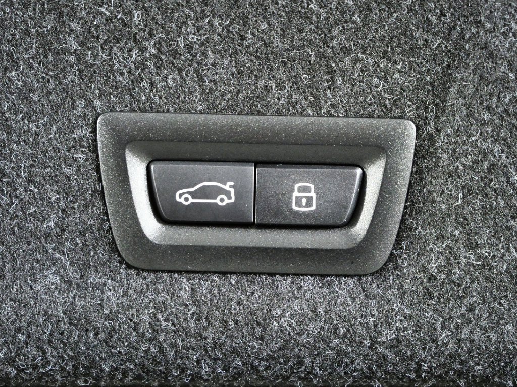 2026 BMW 3 Series 330i - Photo 28