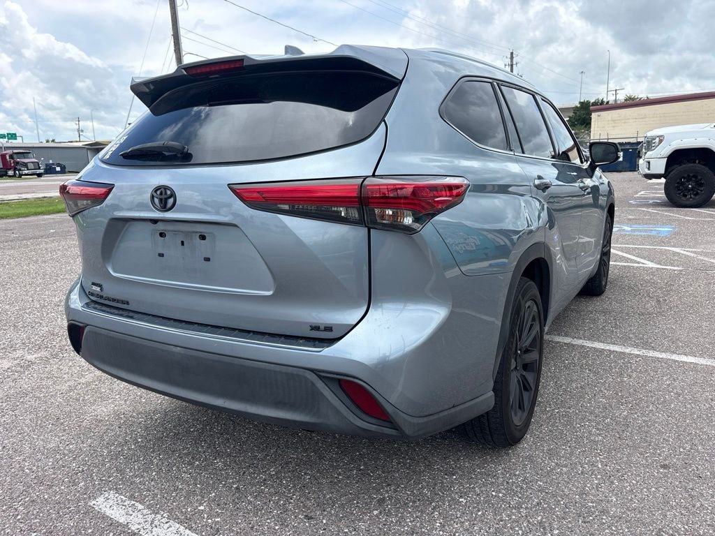 Used 2021  Toyota XLE image 3