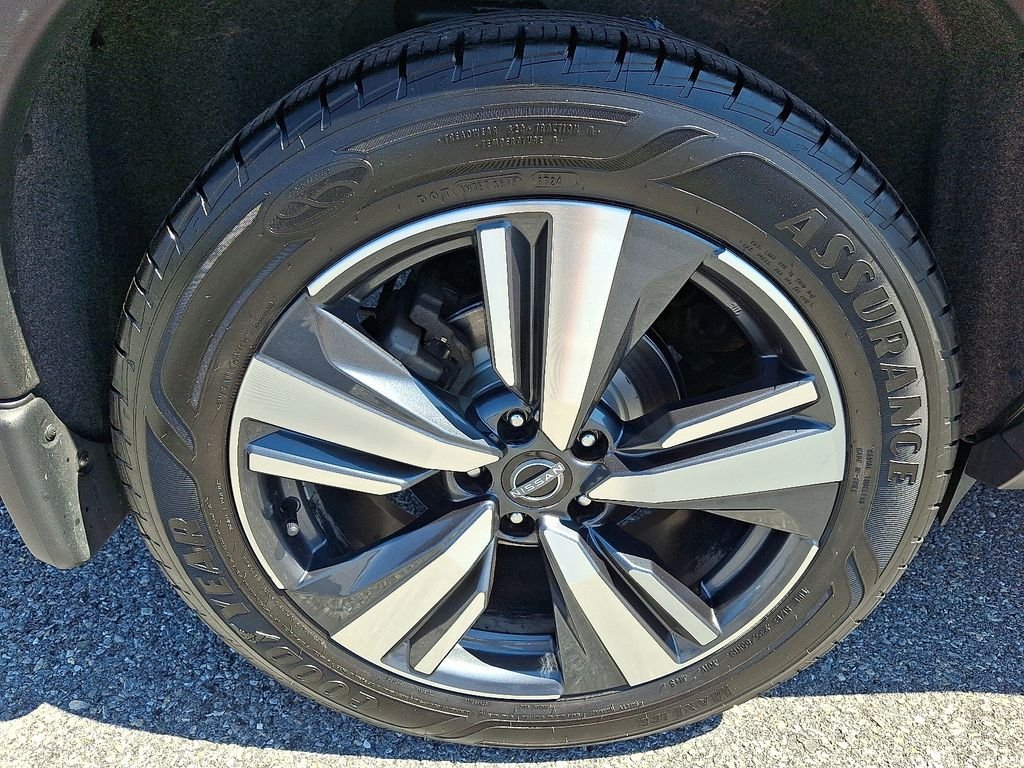 Used 2023 Black Nissan Platinum image 9