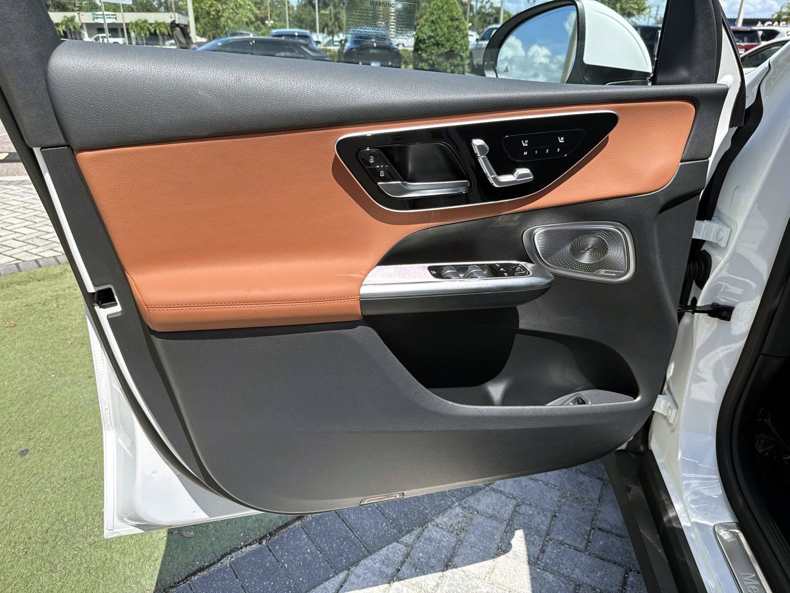 New 2027 Polar White Mercedes-Benz 300 SUV image 17
