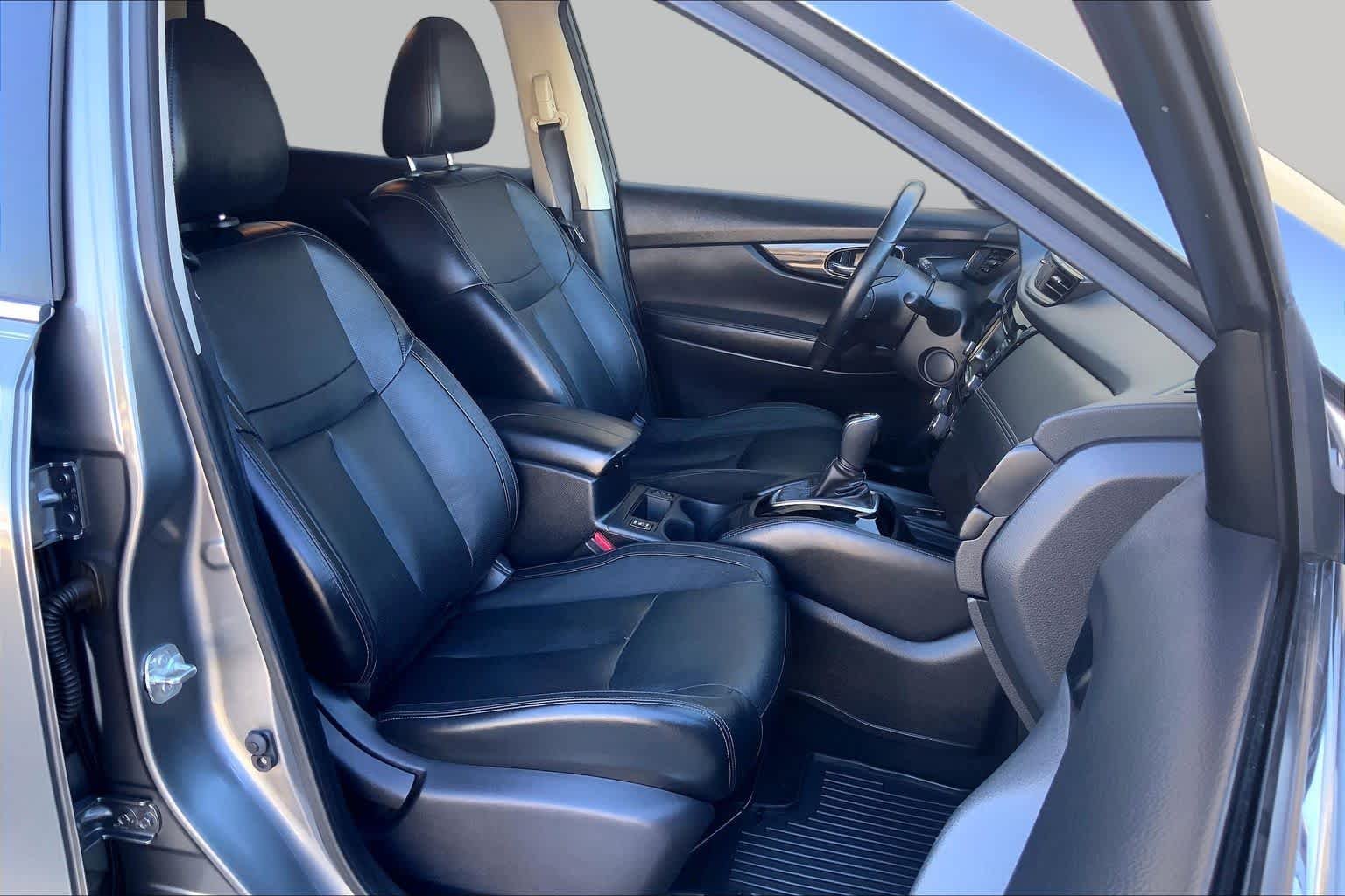 Used 2018 Gun Metallic Nissan SL image 9