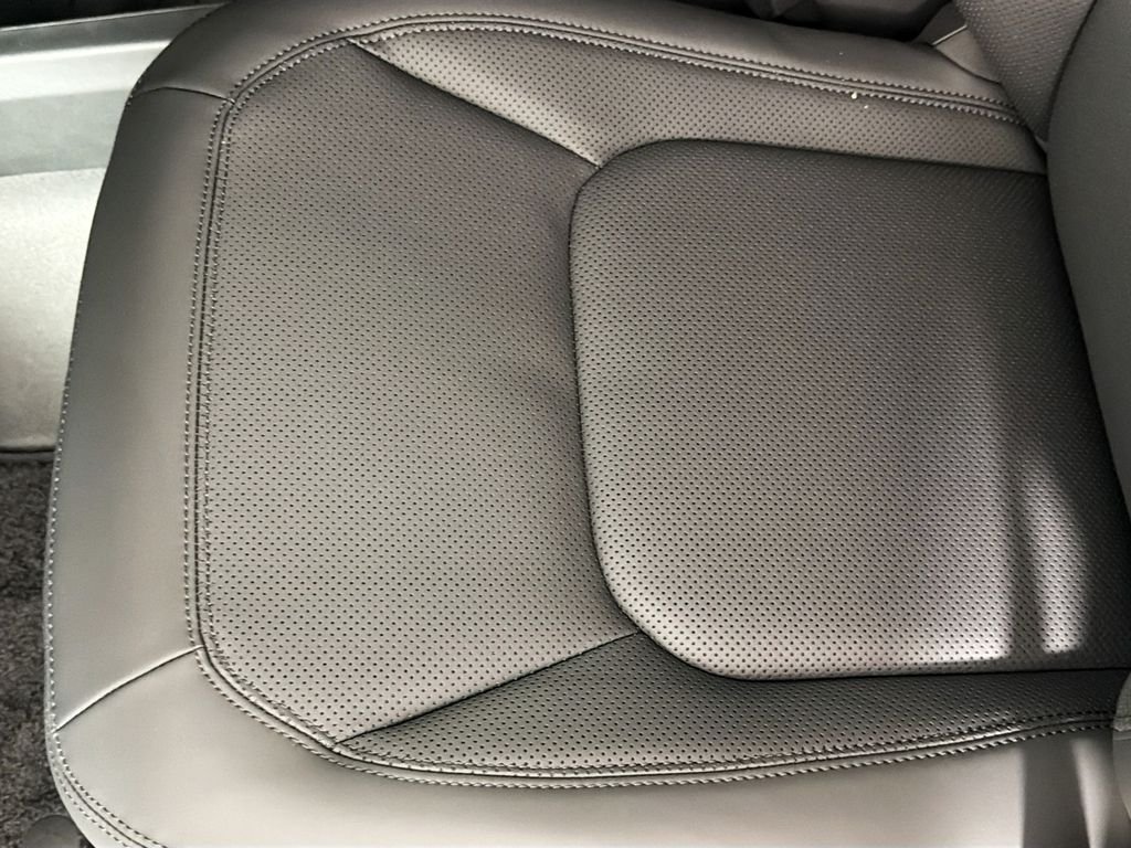 New 2026 Fuji White Land Rover X-Dynamic SE image 20