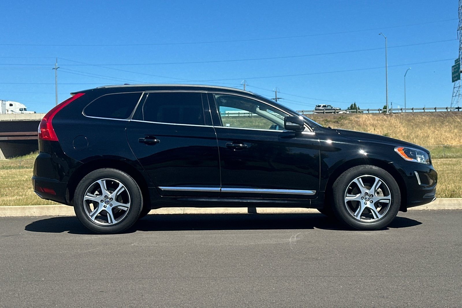 Used 2014  Volvo  image 2
