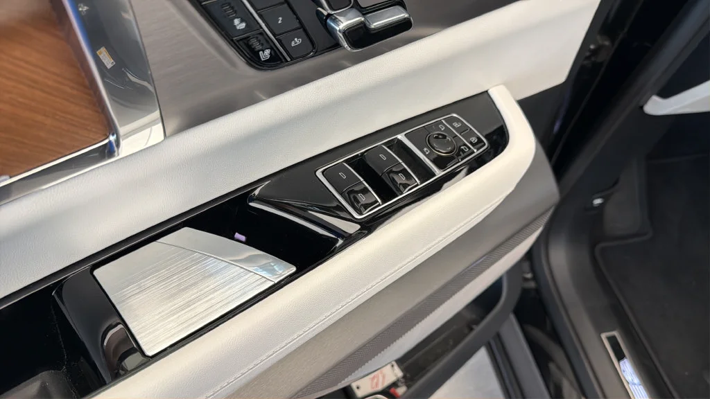 2027 Cadillac VISTIQ Sport - Photo 8