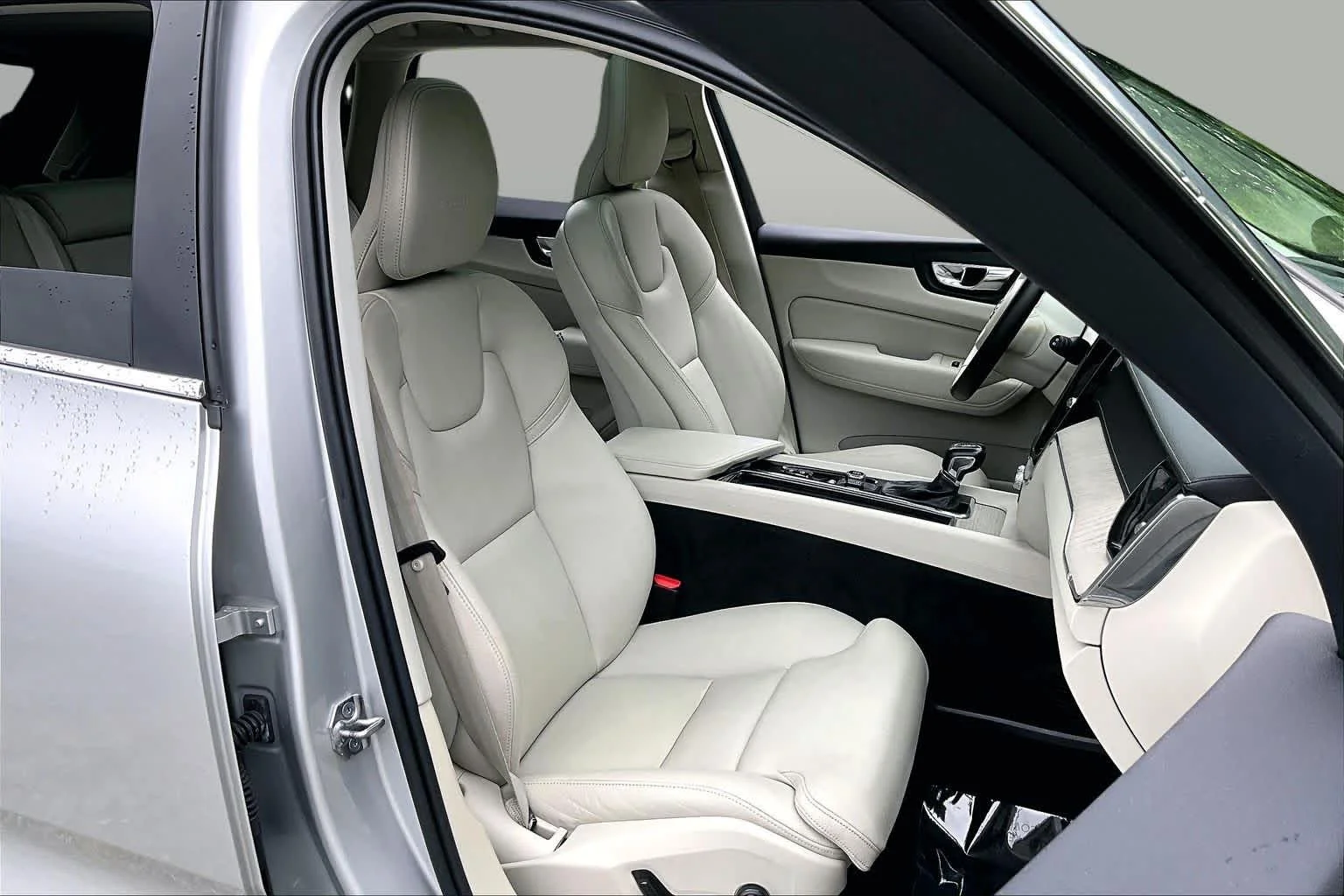 Used 2019 Bright Silver Metallic Volvo Inscription image 9