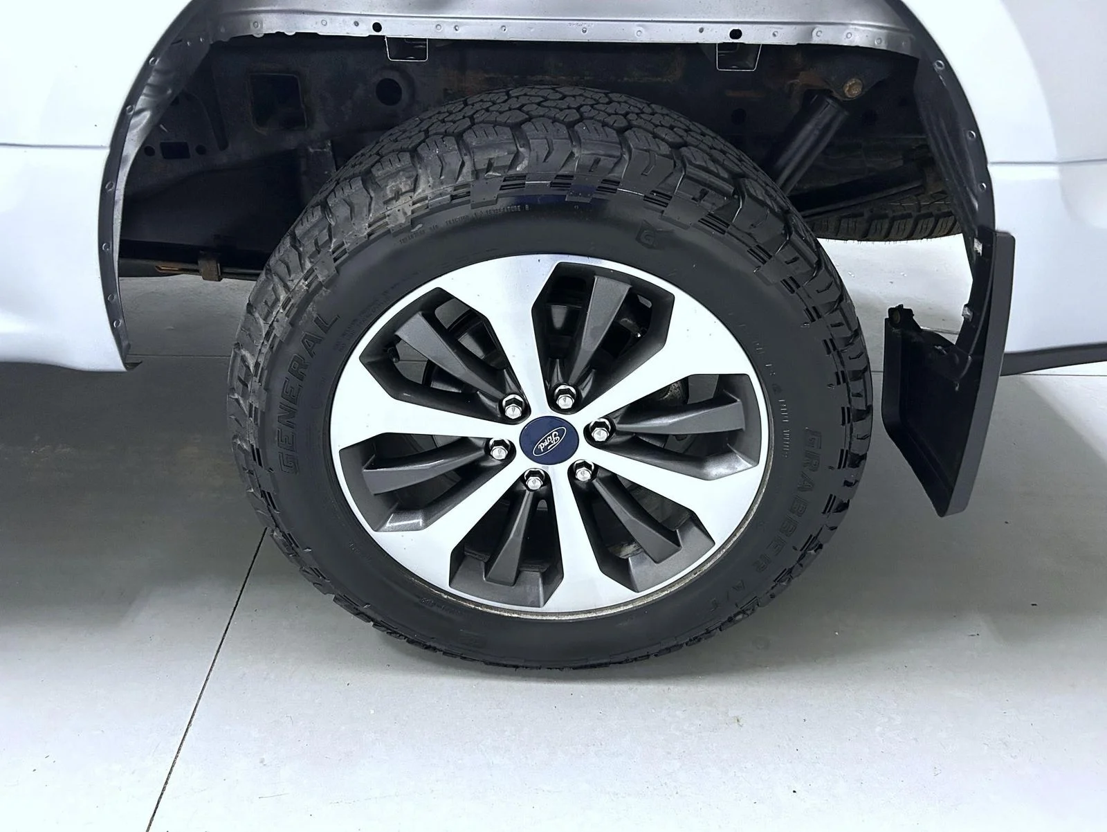 Used 2020 Silver Ford XL image 22
