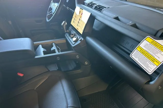 New 2026 Santorini Black Land Rover X-Dynamic SE image 15