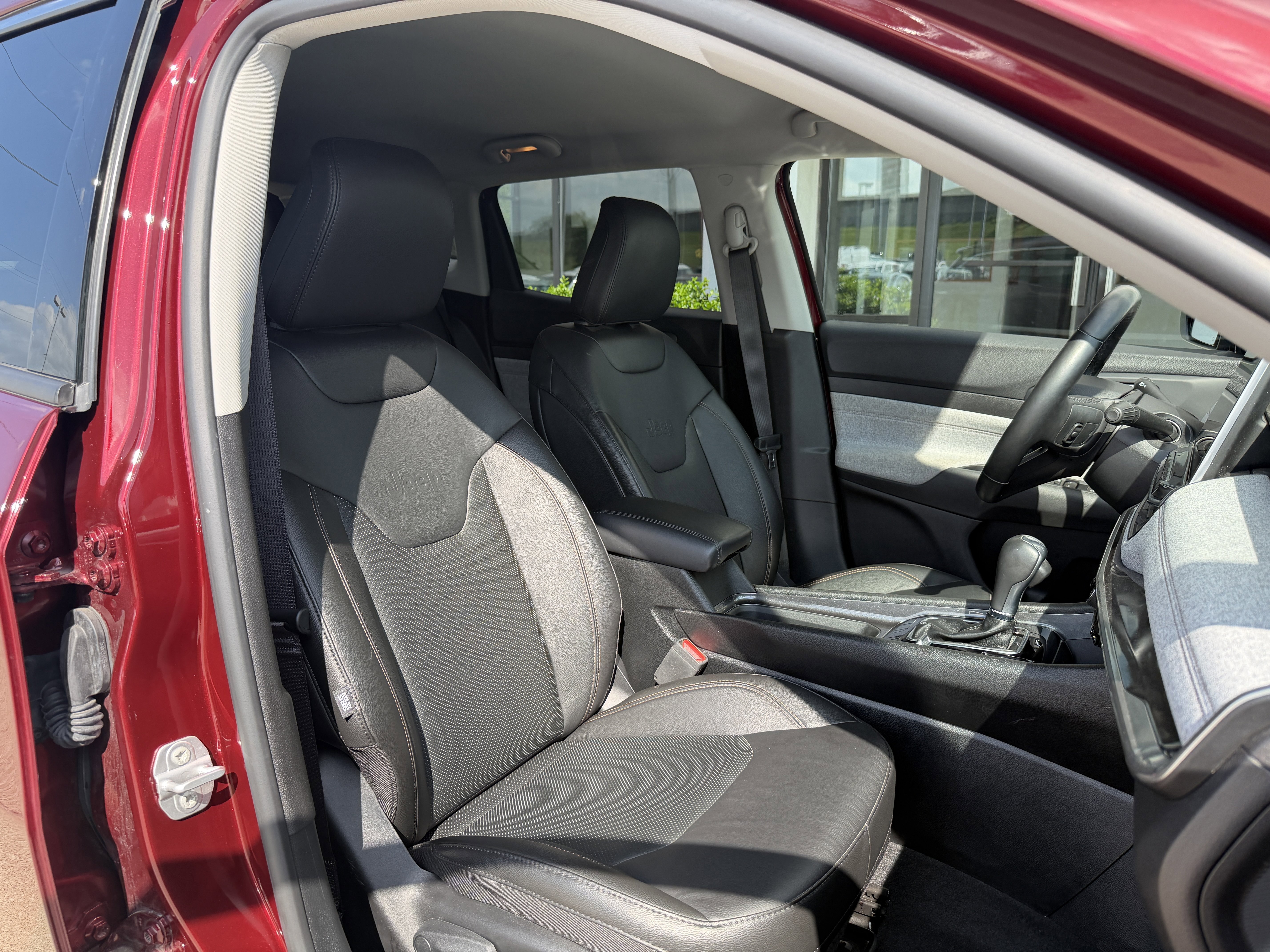 Used 2022 Velvet Red Pearlcoat Jeep Latitude Lux image 19