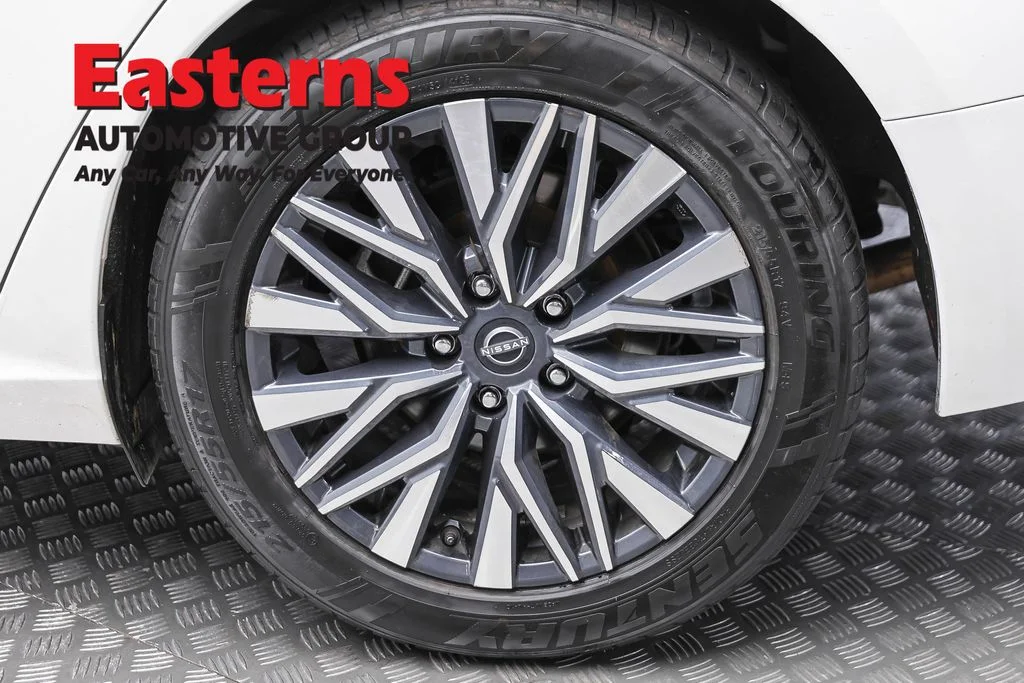 Used 2025 White Nissan 2.5 SV image 8