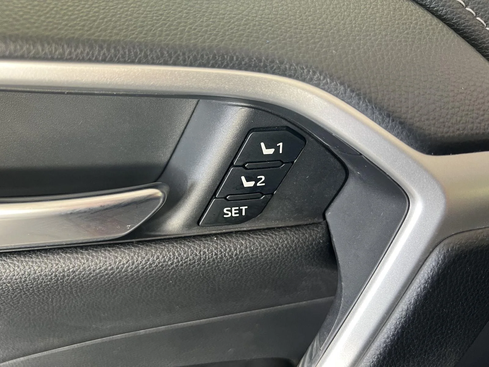 Used 2019  Toyota Limited image 8
