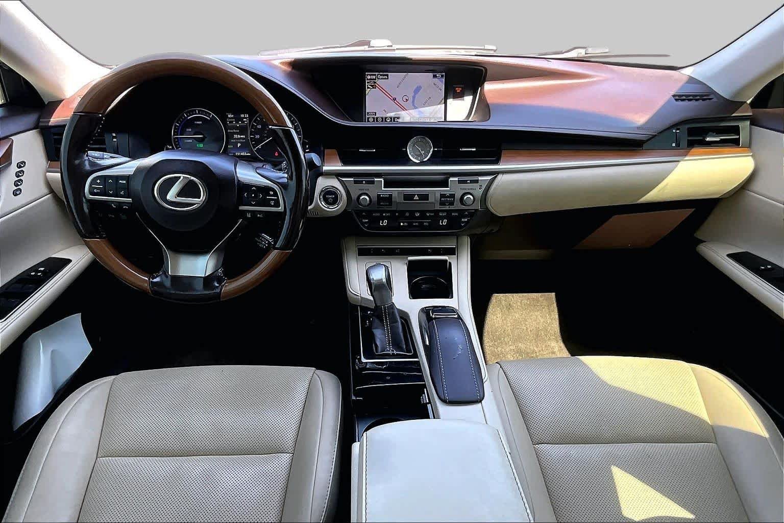 Used 2016 Eminent White Pearl Lexus Hybrid image 15