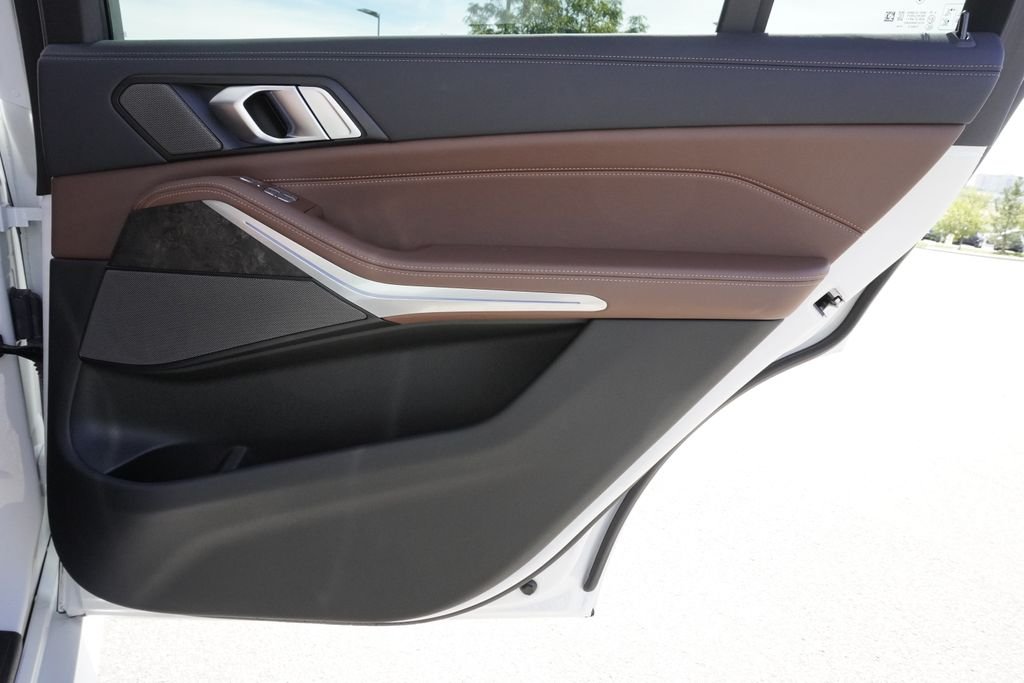 Used 2025 White BMW M60i image 25