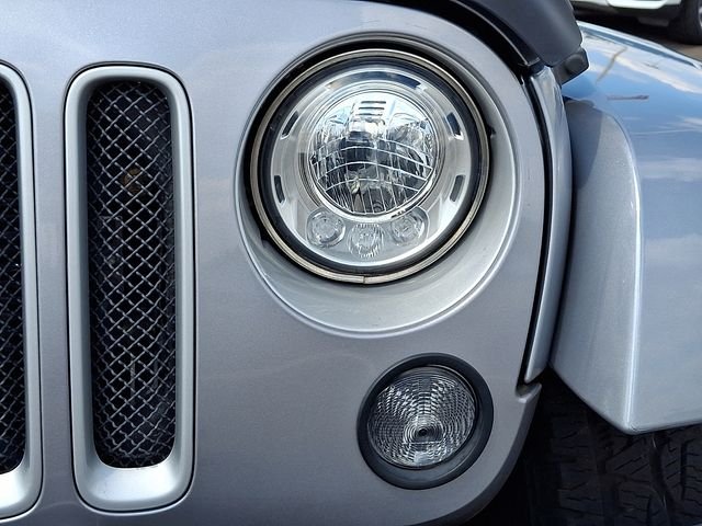 Used 2017 Billet Silver Metallic Clearcoat Jeep Unlimited Sahara image 9