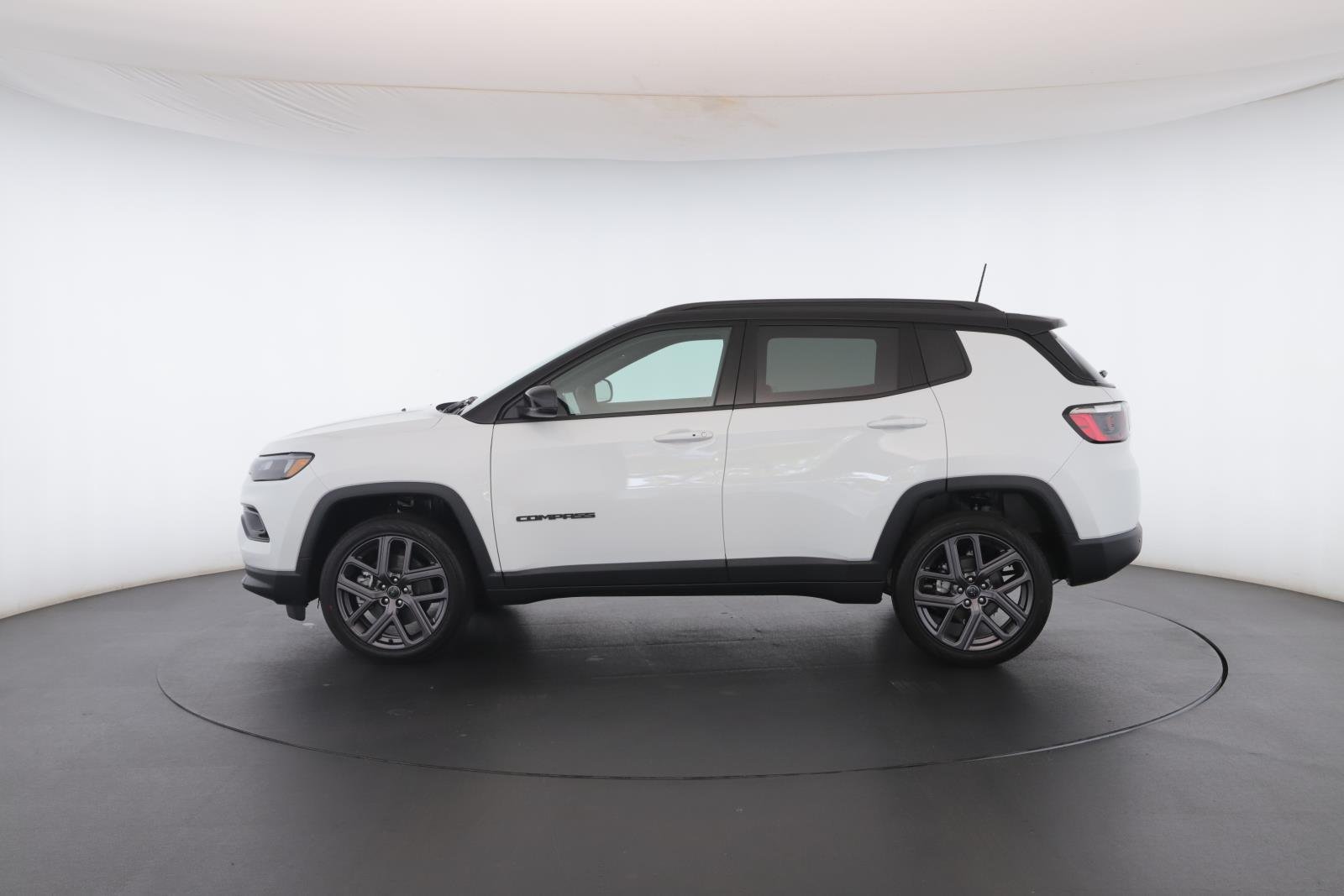 New 2026 Bright White Clear-Coat Exterior Paint Jeep Limited image 19