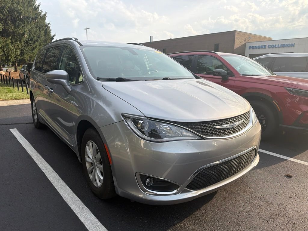 Used 2019 Billet Silver Metallic Chrysler Touring L image 4