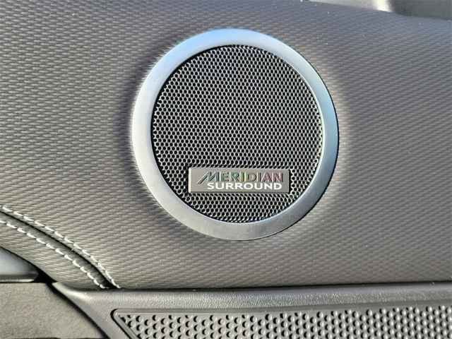 Used 2025 White Land Rover Dynamic se image 17