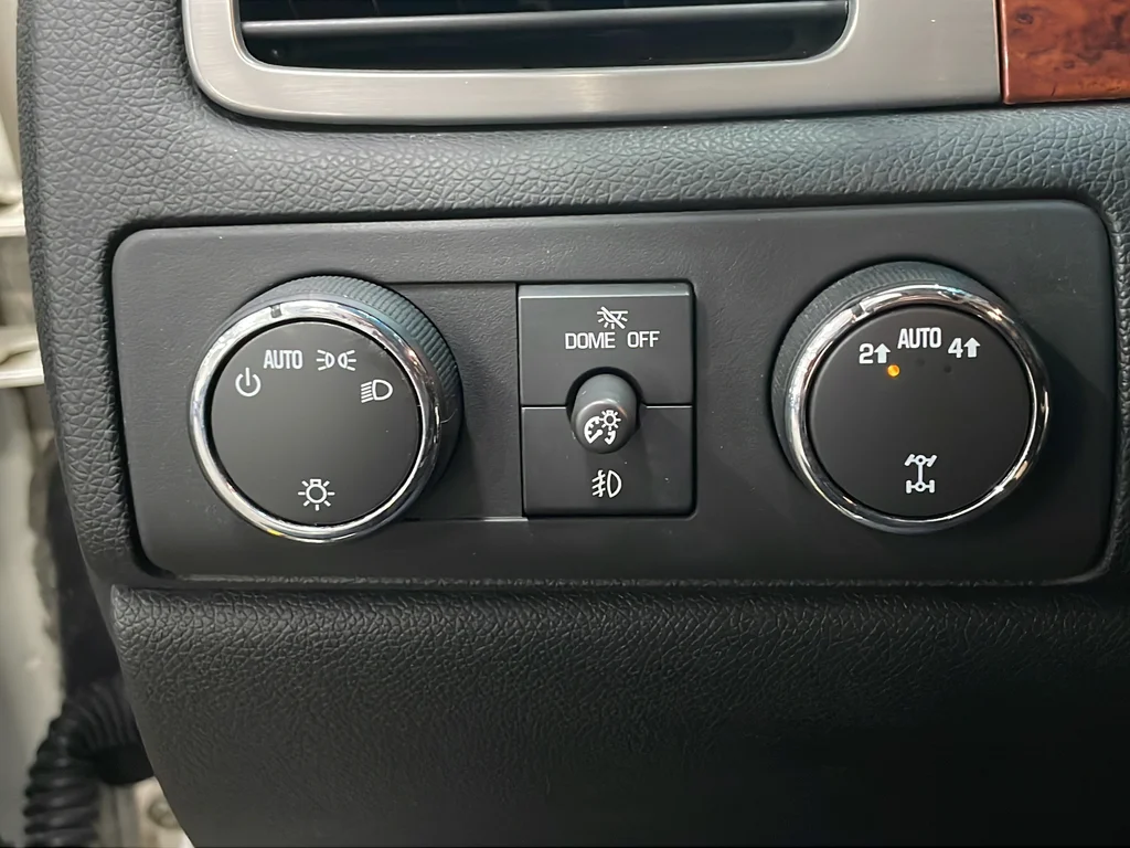 Used 2011 White GMC SLT image 28