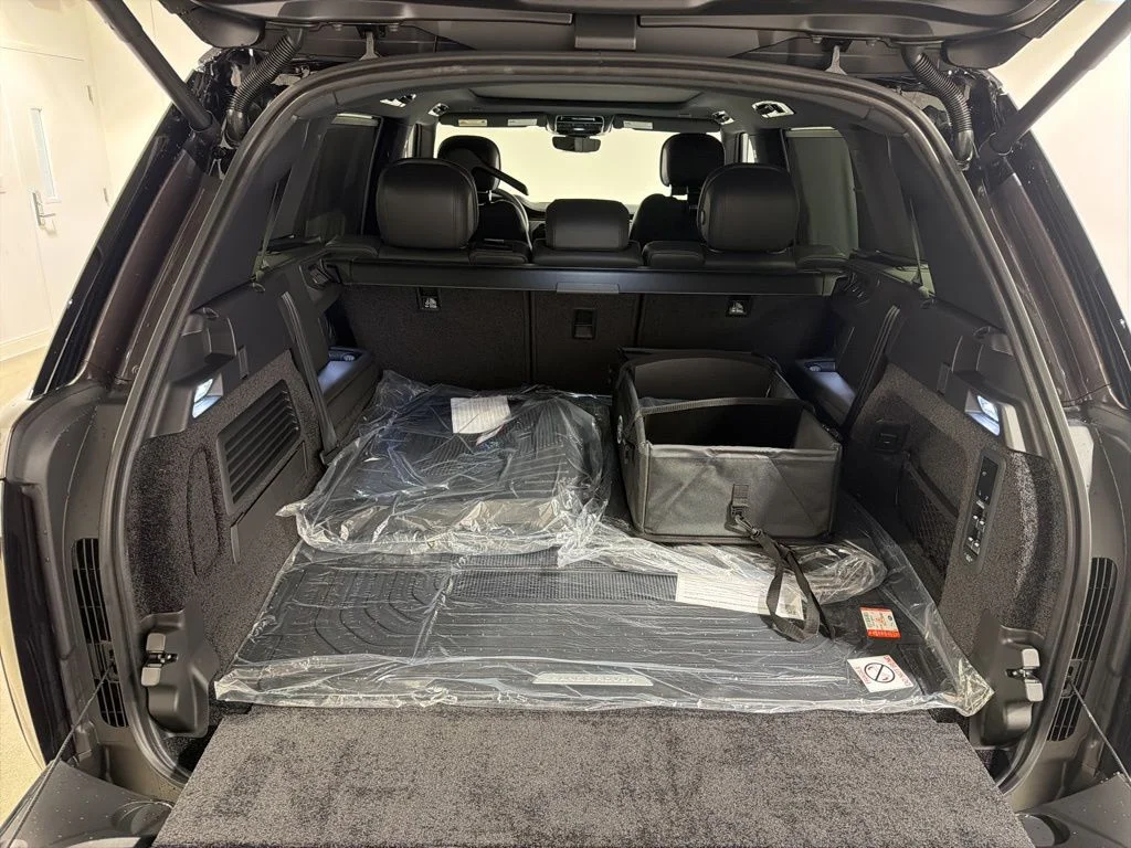 New 2026 Charente Grey Land Rover P400 SE LWB 7 SEAT image 29