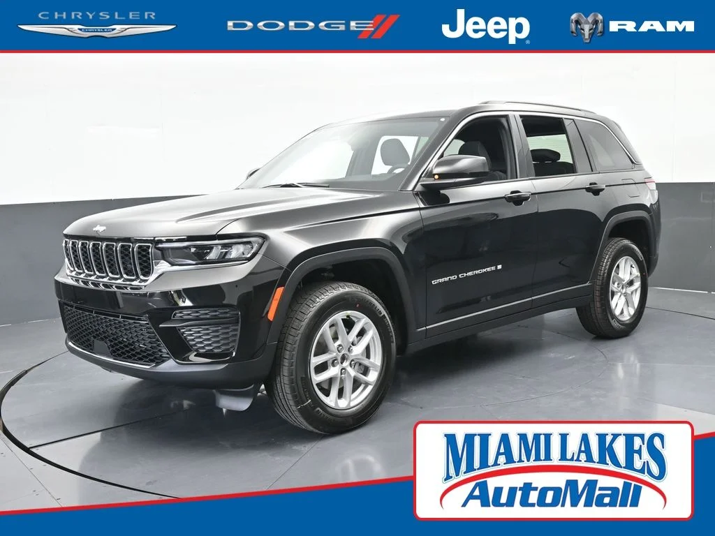 New 2026 Diamond Black Crystal Pearl-Coat Exterior Paint Jeep Laredo X image 1