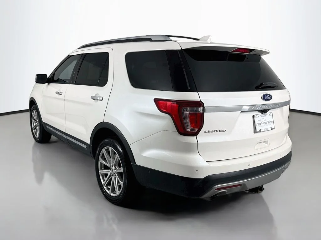 Used 2017 White Platinum Clearcoat Metallic Ford Limited image 3