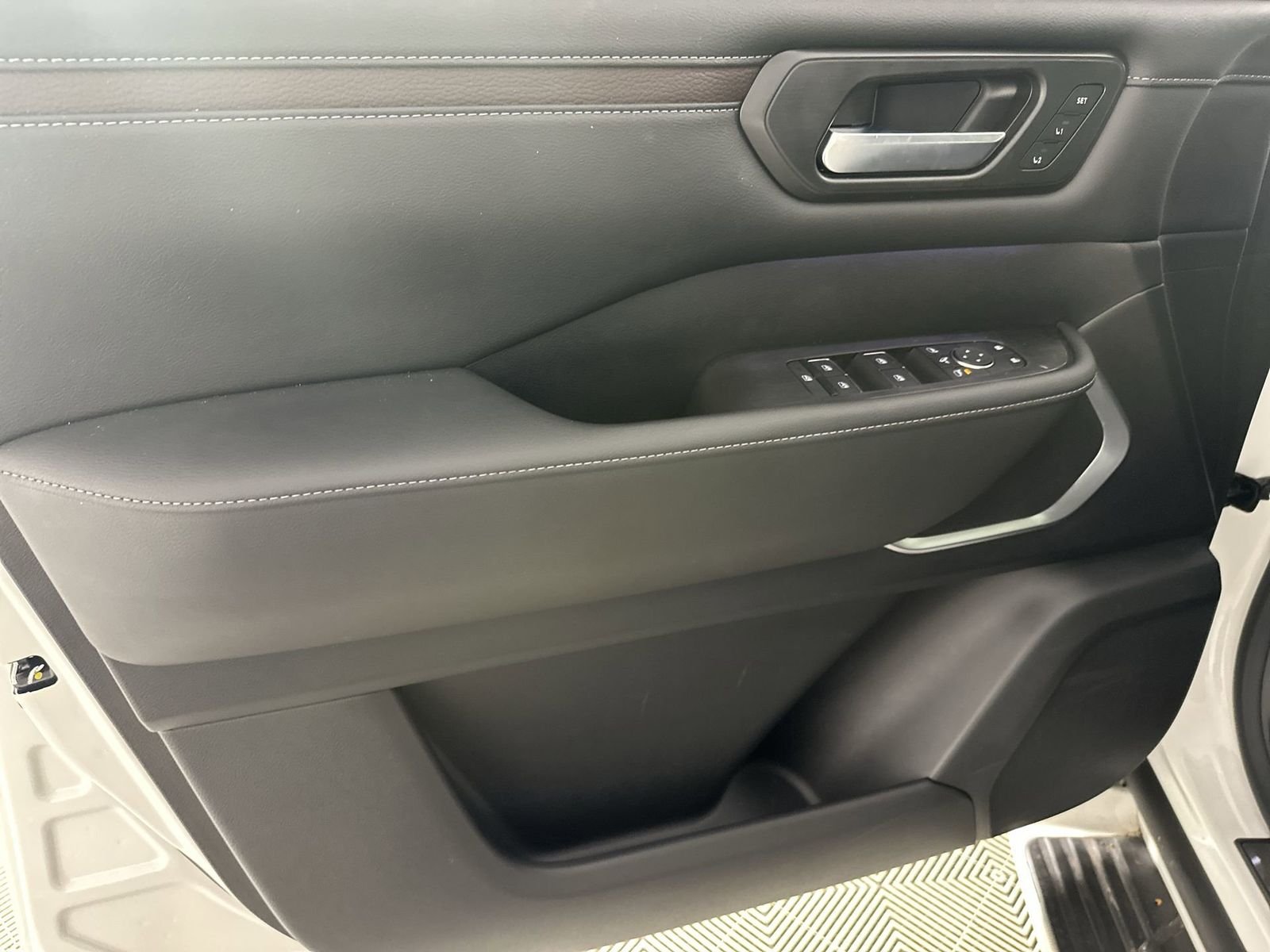 2025 Nissan Armada Platinum - Photo 29