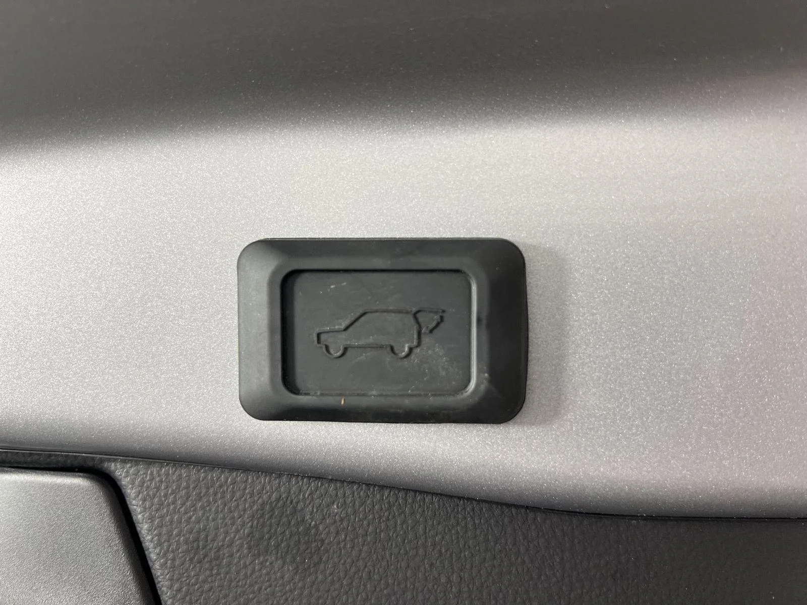 Used 2024 Silver Sky Metallic Toyota XLE Premium image 31