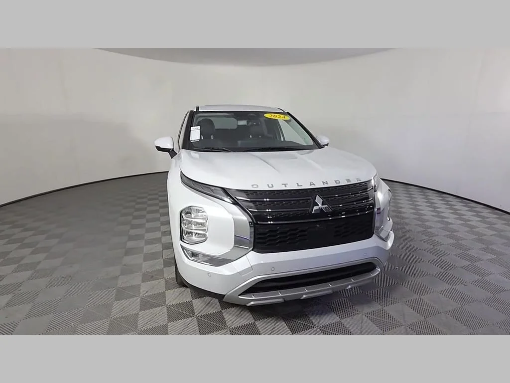 Used 2024 White Mitsubishi SE Black Edition image 59