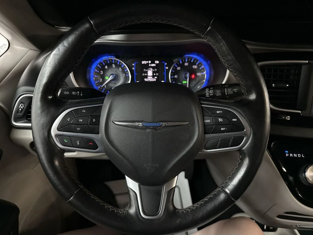 Used 2020 Crystal Metallic Chrysler Touring L image 21