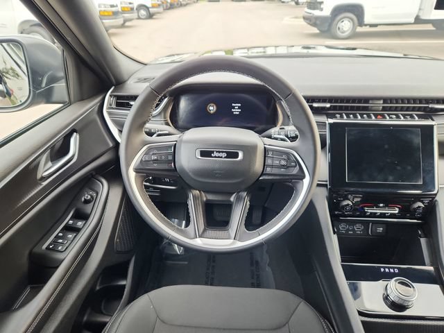 Used 2025  Jeep Laredo image 23