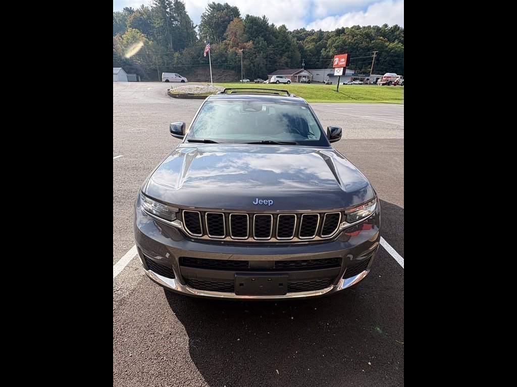 Used 2023 Gray Jeep Laredo image 6
